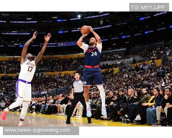 诺曼鲍威尔状态低迷14投仅4中贡献17分4篮板2抢断并有5次失误正负值为负8